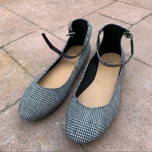 Black & white GAP flats // 6w